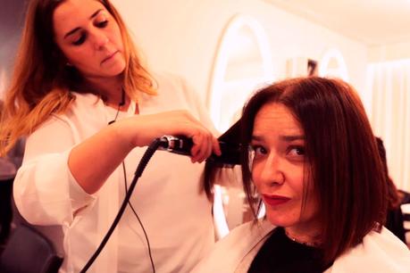 CosmetikTrip6, día dos Arantza probando cepillo Termix