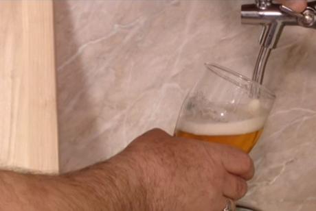 Hombre ruso instala el primer conducto personal de cerveza del mundo directo a su cocina