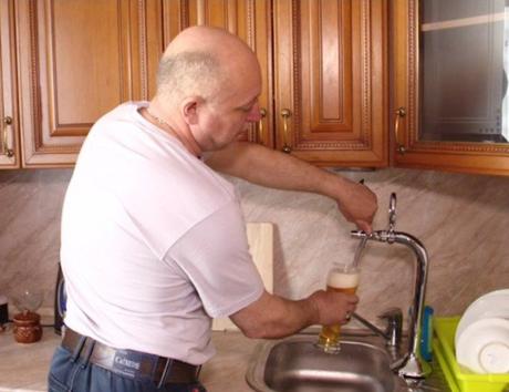 Hombre ruso instala el primer conducto personal de cerveza del mundo directo a su cocina