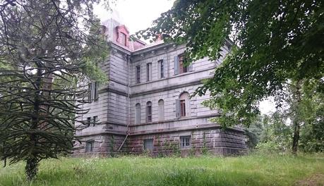 VI. Comillas y un exclave cántabro en Vizcaya El viejo caserón