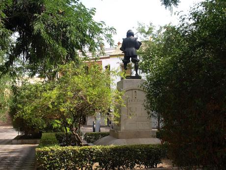 Monumento a Zurbarán en la Plaza de Pilatos.