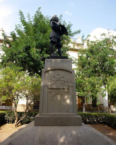 Monumento a Zurbarán en la Plaza de Pilatos.