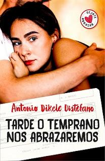 Portada de la novela de Antonio Dikele Tarde o Temprano nos abrazaremos, donde un chico sin rostro y camiseta blanca abraza a una chica de labios rojos y pelo negro.