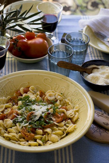 ORECCHIETTE CON SALSA DE TOMATES ASADOS ORECCHIETTE CON SALSA DE TOMATES ASADOS