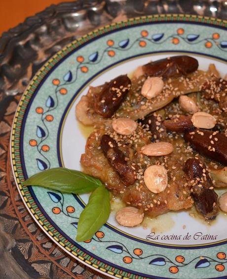 Tajin de cordero guisado con dátiles y almendras