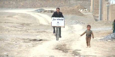 Maestro afgano convierte su bicicleta en una biblioteca móvil para dar a niños una ocasión de leer