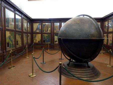 Esfera y mapas de Danti en Florencia Esfera y mapas de Danti en Florencia