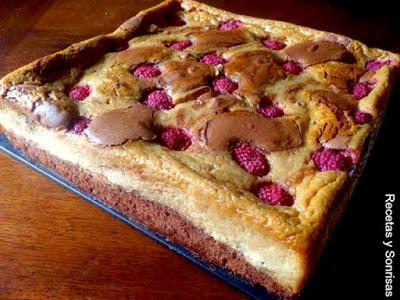 BROWNIE CHEESECAKE CON NUECES Y FRAMBUESAS