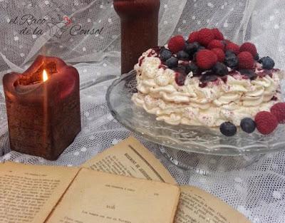 Pavlova de nata, mermelada de cereza y frutos rojos