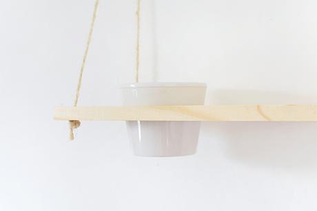 low cost diy: balda de madera con macetero incluido