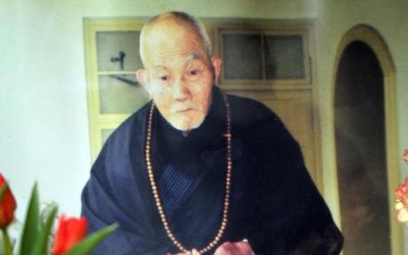 Monje budista momificado es cubierto en oro y convertido en una estatua Monje budista momificado es cubierto en oro y convertido en una estatua