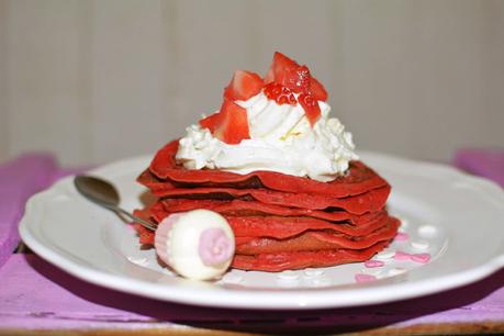 Red Velvet pancakes con crema de queso y nata y fresas frescas