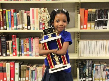 Niña asombrosa de 7 años que nació sin manos gana concurso nacional de escritura