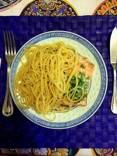 #MarinaCocina: Espaguetis con salmón y espárragos al papillote