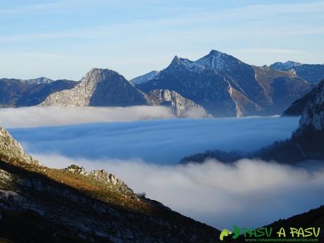 Recuencu y Collau Zorru sobre mar de nubes