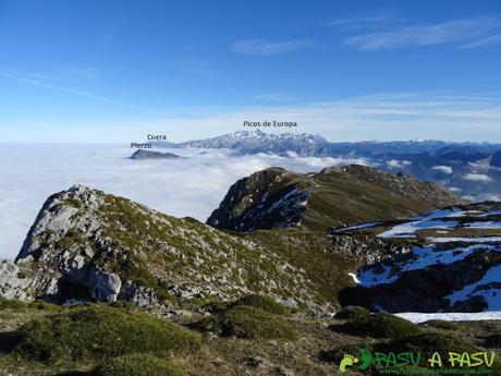 Desde la Llambria vista del Pierzu, Cuera y Picos de Europa