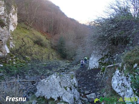 Atravesando el Fresnu después de la Foz de la Escalada