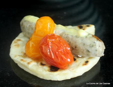 Paratha, Salchicha Alemana, Mayonesa de Panceta y Cherrys Paratha, Salchicha Alemana, Mayonesa de Panceta y Cherrys