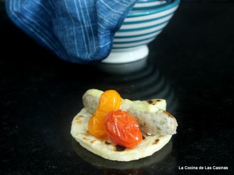 Paratha, Salchicha Alemana, Mayonesa de Panceta y Cherrys Paratha, Salchicha Alemana, Mayonesa de Panceta y Cherrys