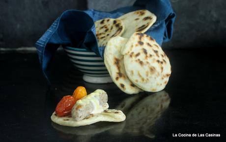 Paratha, Salchicha Alemana, Mayonesa de Panceta y Cherrys Paratha, Salchicha Alemana, Mayonesa de Panceta y Cherrys