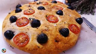 Focaccia de olivas y tomates