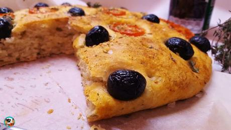 Focaccia de olivas y tomates