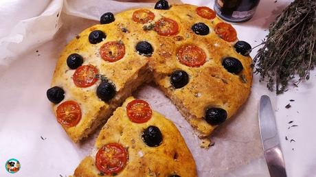 Focaccia de olivas y tomates