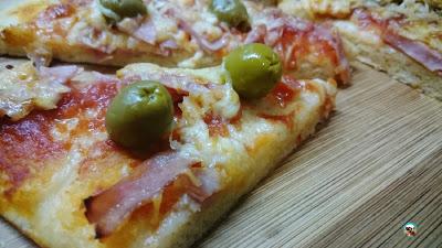 Focaccia de olivas y tomates