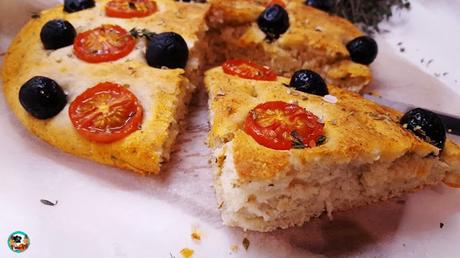 Focaccia de olivas y tomates