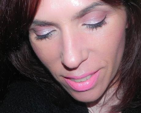 Plumetti rosa, y encaje gris (maquillaje, manicura y moda)