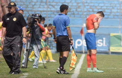 Futbolista se entera de la muerte de su madre en pleno partido (video)