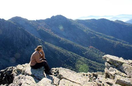 Ruta de la Portilla Bejarana y la ‘Torrita’, un viaje al corazón de Las Batuecas Estefanía contemplando el paisaje desde uno de los riscos Portilla Bejarana