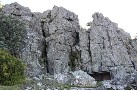 Ruta de la Portilla Bejarana y la ‘Torrita’, un viaje al corazón de Las Batuecas Jaula para anillar animales junto a unas rocas características de Las Batuecas Portilla Bejarana