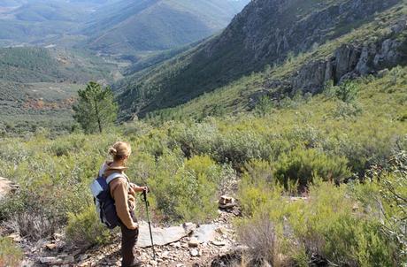 Ruta de la Portilla Bejarana y la ‘Torrita’, un viaje al corazón de Las Batuecas Estefanía mirando el sendero de bajada desde la Portilla Bejarana hasta la pista que enlaza con el camino de La Alberca a Herguijuela Portilla Bejarana