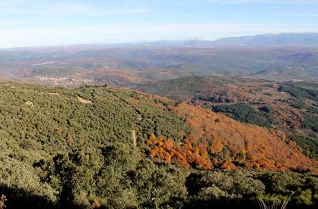 Ruta de la Portilla Bejarana y la ‘Torrita’, un viaje al corazón de Las Batuecas Espectacular vista desde la pista de regreso desde donde se divisan pueblos como Herguijuela y Madroñal Portilla Bejarana