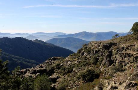 Ruta de la Portilla Bejarana y la ‘Torrita’, un viaje al corazón de Las Batuecas Espectacular vista de Las Batuecas desde el sendero que llega a la Portilla Bejarana