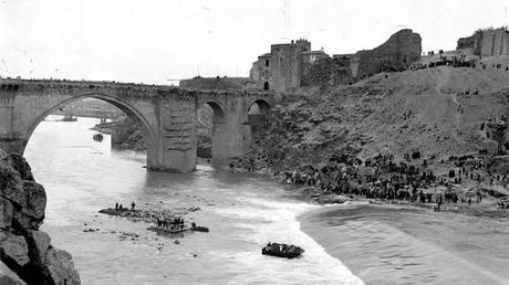 En la primavera de 1910, el teniente Larrea,fallece ahogado en el Tajo navegando de Guadalajara a Talavera