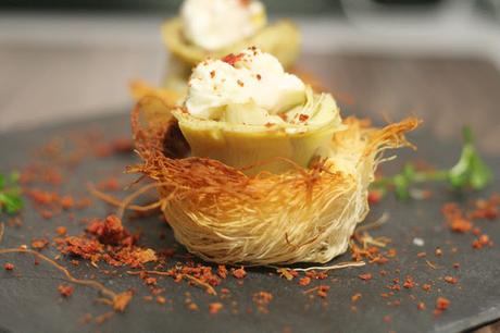 Nidos de Pasta Kataifi con Puré de Patata Aromatizado con Polvo de Trufa Negra, Alcachofa, Huevo Escalfado de Codorniz y Sal de Jamón Ibérico Nidos de Pasta Kataifi con Puré de Patata Aromatizado con Polvo de Trufa Negra, Alcachofa, Huevo Escalfado de Codorniz y Sal de Jamón Ibérico