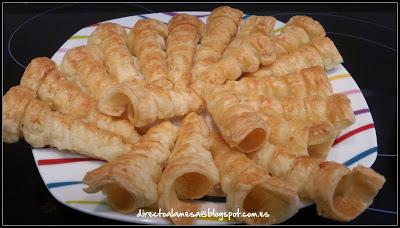 Conos de hojaldre rellenos de crema pastelera