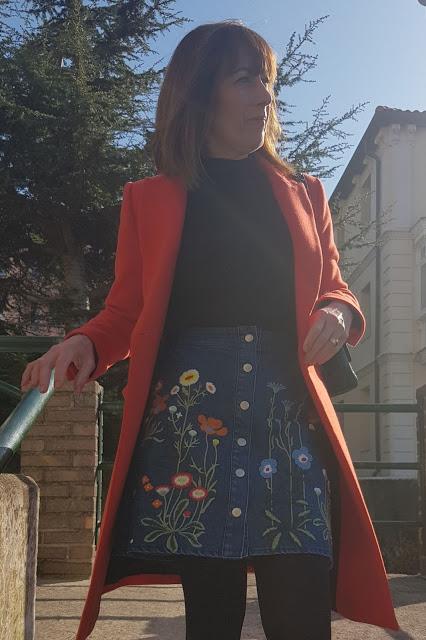 MIS LOOKS - FALDA VAQUERA CON BORDADOS