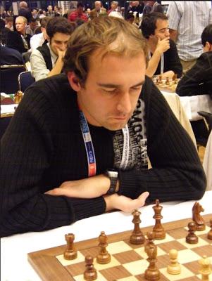 Ahí está, es él; su nombre: MAGNUS CARLSEN !! (11)