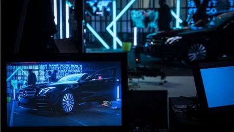 Mercedes-Benz crea el primer anuncio en directo para presentar sus automóviles eléctricos