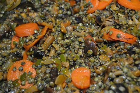 Lentejas de puy guisadas con verduras y setas Lentejas de puy guisadas con verduras y setas