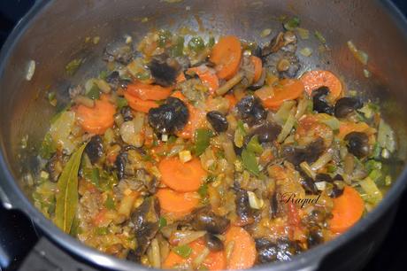 Lentejas de puy guisadas con verduras y setas Lentejas de puy guisadas con verduras y setas
