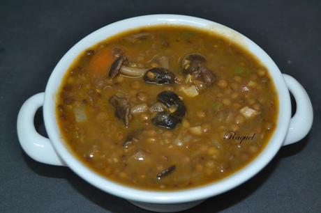 Lentejas de puy guisadas con verduras y setas Lentejas de puy guisadas con verduras y setas