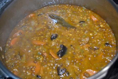Lentejas de puy guisadas con verduras y setas Lentejas de puy guisadas con verduras y setas