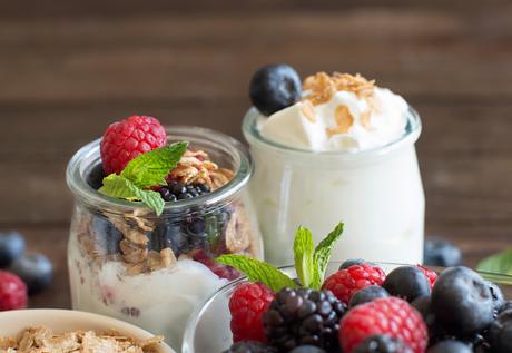 El yogur es un aliado imprescindible para mejorar tus defensas, ya que contribuye a la salud de la flora intestinal, la principal barrera de entrada de patógenos.