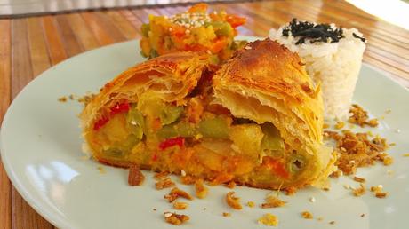 Pastel de hojaldre con relleno cremoso de garbanzos y verduras