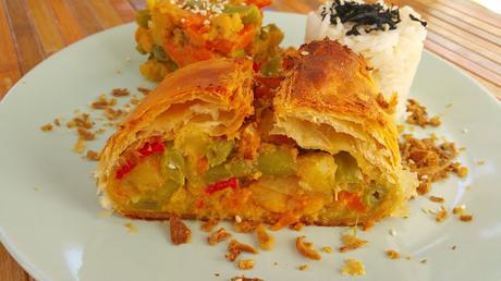 Pastel de hojaldre con relleno cremoso de garbanzos y verduras