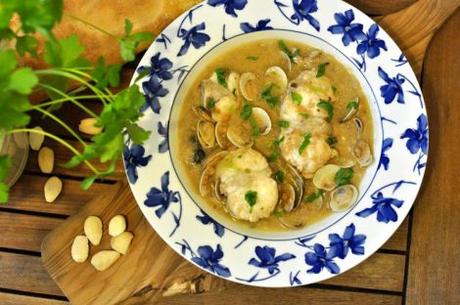 Rape guisado con almejas y almendras